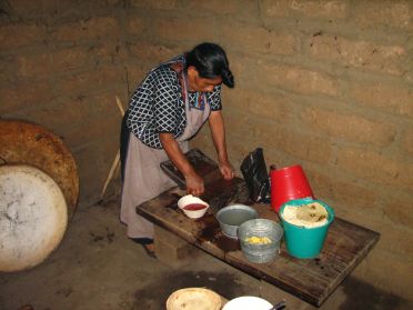 Préparation de la sauce tomate pour garnir les tortillas