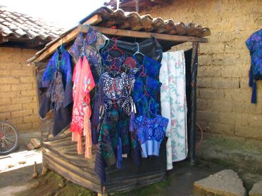 Les indiens de cette tribu portent ces v&ecirc;tements en permanence