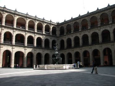 A l'int&eacute;rieur du Palais National