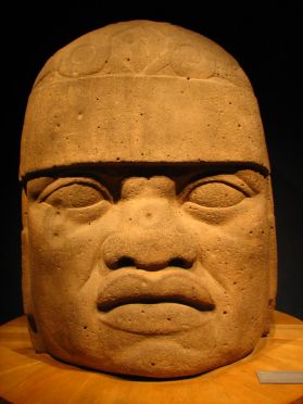 Une &eacute;norme t&ecirc;te olm&egrave;que