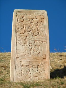 Une stele avec de bien mysterieux symboles