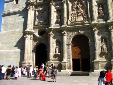Cette cathedrale a ete restauree de nombreuses fois suite aux tremblements de terre