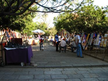 Les rues se remplisent d'artistes et artisans