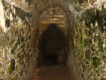 L'entrée d'un des nombreux sous-terrains du Palais