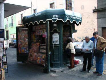 Un vieux kiosque à journaux