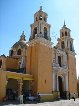 L'eglise en haut de la pyramide a remplace le temple tolteque d'origine