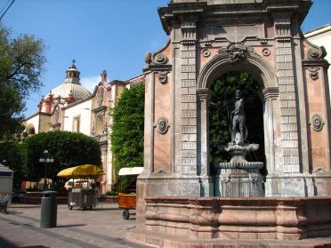 La statue de Neptune devant l'&eacute;glise Santa Clara de Jesus