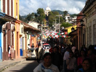 Des milliers de personnes se rendent ou reviennent de l'eglise Notre-Dame de Guadalupe