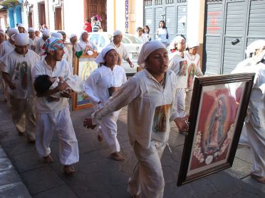 Chaque annee, les gens courrent sur de longs kilometres pieds nus en l'honneur de la Vierge...