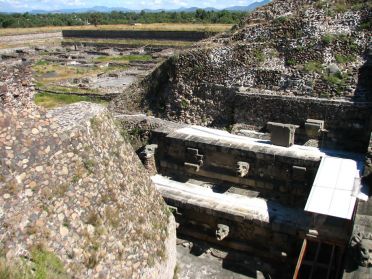 De nombreuses statues du dieu Quetzalc&oacute;atl ornent le temple du m&ecirc;me nom