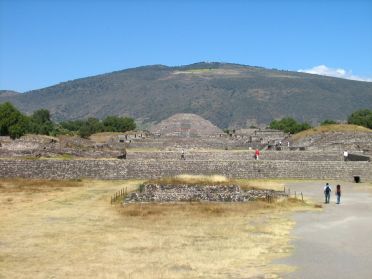 La Chauss&eacute;e des Morts reliait la Citadelle &agrave; la Pyramide de la Lune, au fond