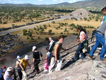 La grimpette en haut de la pyramide du Soleil est difficile...