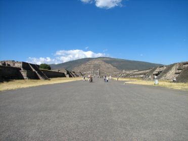 La Chauss&eacute;e des Morts conduit tout droit &agrave; la pyramide de la Lune