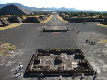 Belle vue sur la chauss&eacute;e des Morts et la pyramide du Soleil
