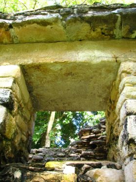 De nombreuses portes comportent de superbes fresques repr&eacute;sentant des Dieux ou des sc&egrave;nes de vie