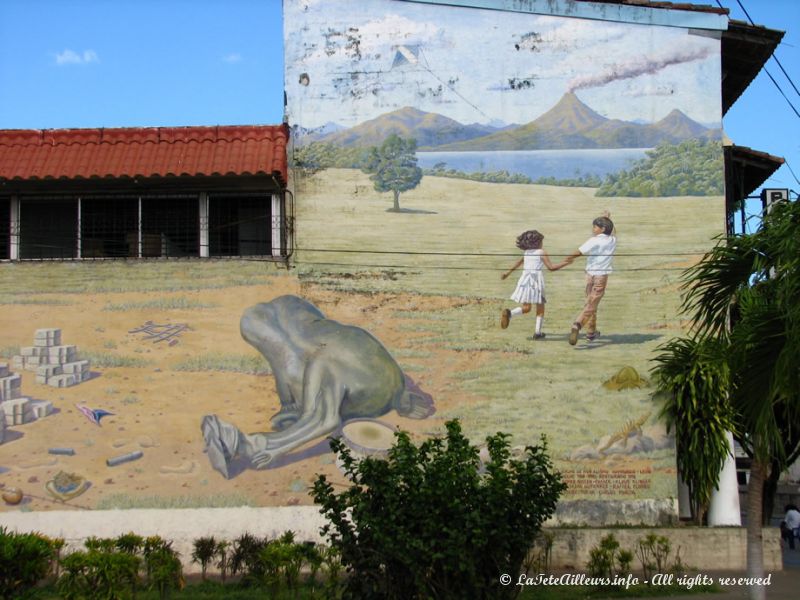 Les peintures murales autour du monument racontent l'histoire du Nicaragua