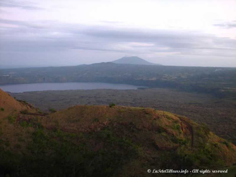 Belle vue sur la lagune de Masaya et le volcan Mombacho également