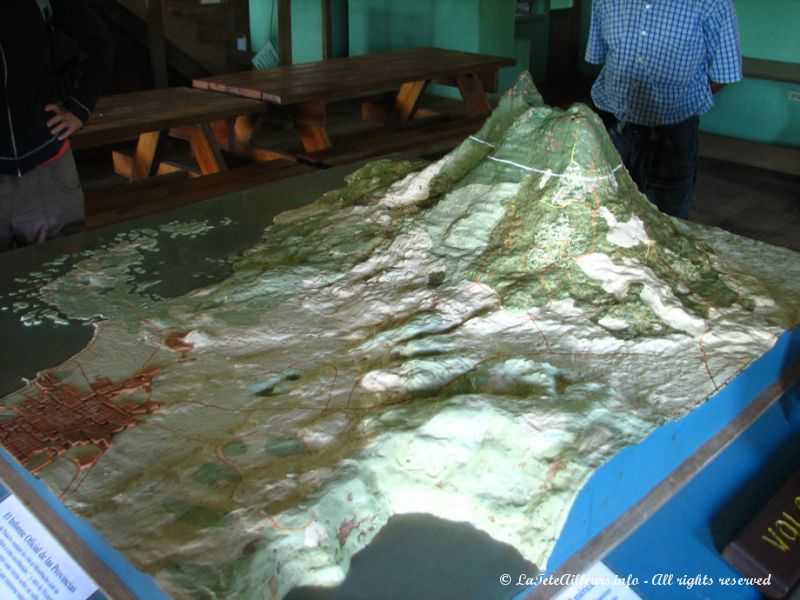 Cette carte en relief de la région de Granada nous permet d'apprécier au mieux la taille du volcan Mombacho