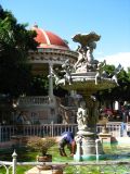 Une fontaine et un kiosque Ã  musique occupent le centre du Parque Central