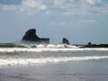Les gros rouleaux du Pacifique en font un paradis pour les surfeurs