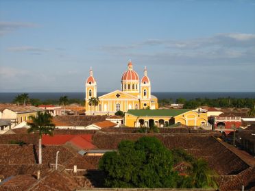 Vue sur la cathÃ©drale et, au loin, le lac du Nicaragua depuis l'Ã©glise de la Merced