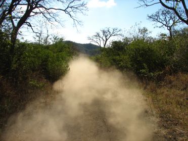 Une piste en terre nous emmène vers le volcan Cerro Negro