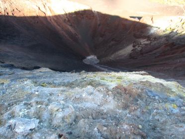 Le Cerro Negro est toujours en activit&eacute;, comme en t&eacute;moignent les nombreuses fumerroles sulfureuses