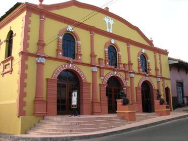 Le tr&egrave;s color&eacute; th&eacute;atre de Le&oacute;n