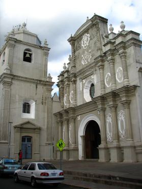 L'&eacute;glise de la Merced, dans un style beaucoup plus sobre