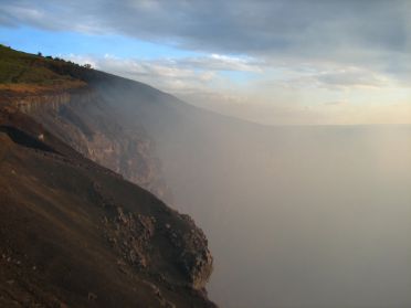 Les fum&eacute;es sulfur&eacute;es nous emp&ecirc;chent de voir le fond du profond cart&egrave;re Santiago
