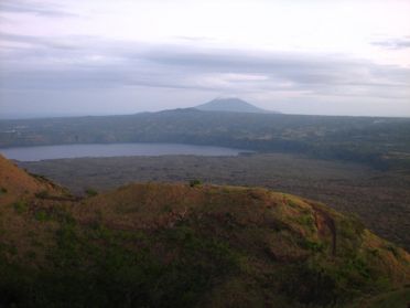 Belle vue sur la lagune de Masaya et le volcan Mombacho &eacute;galement