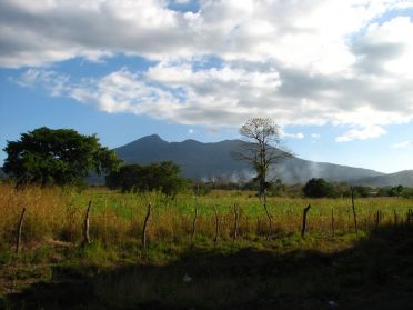 Le volcan Mombacho de loin