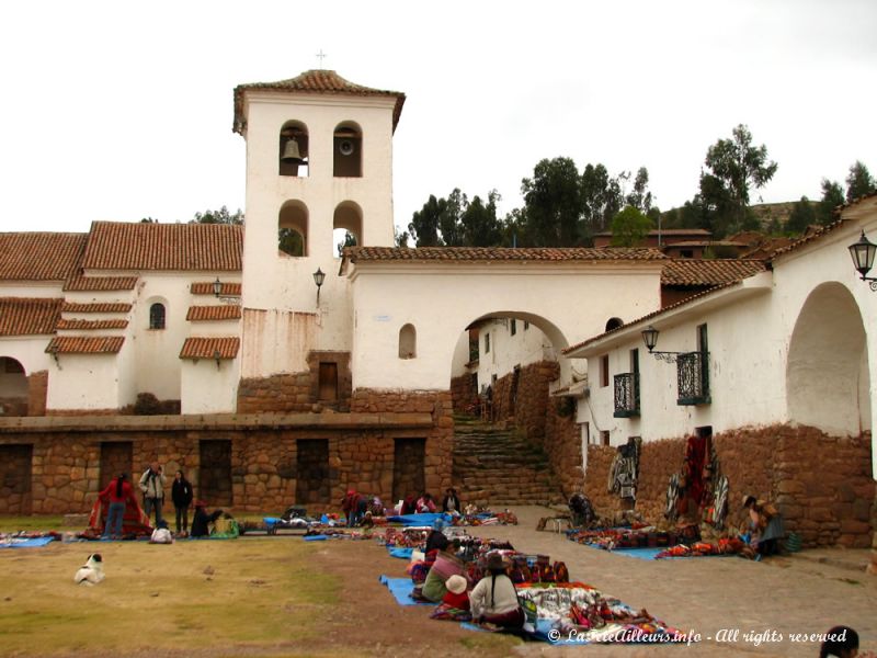 Un petit marché artisanal s'installe devant l'église