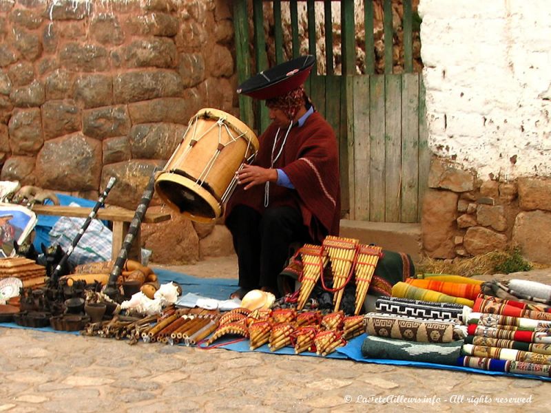 Un vendeur d'instruments de musique en habits traditionnels