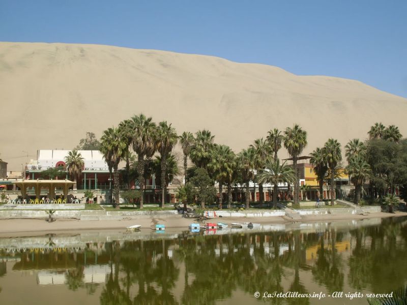 L'oasis de Huacachina cernée par les dunes