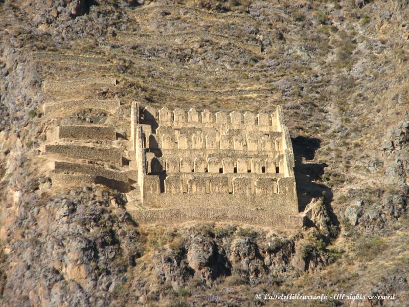 Des entrepôts incas construits à même la falaise