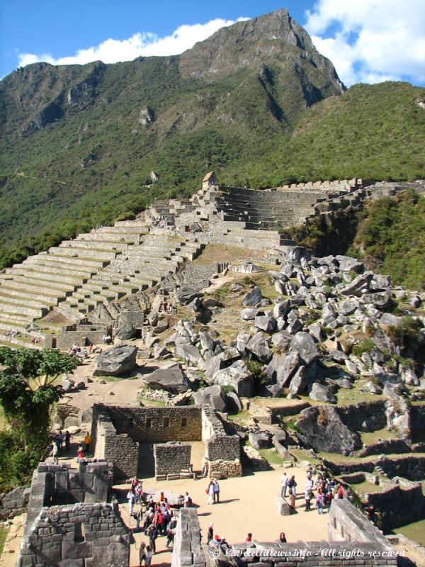 Le Mirador et le mont Machu Picchu dominent la Place Sacrée et la maison du Prêtre