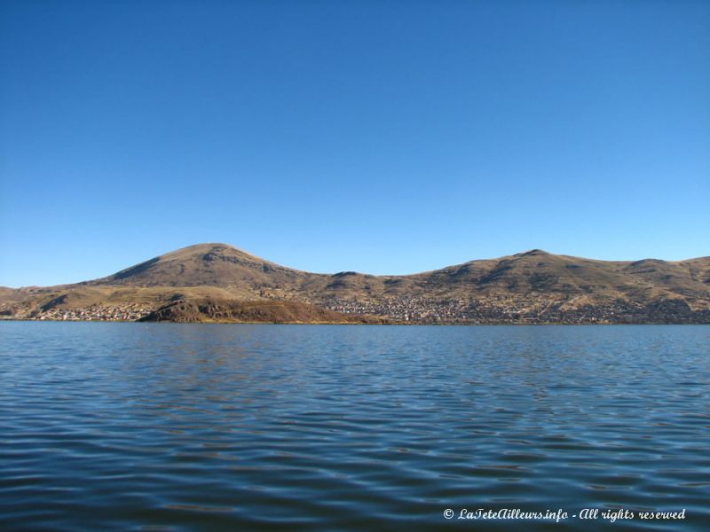 Vue sur Puno depuis le lac Titicaca