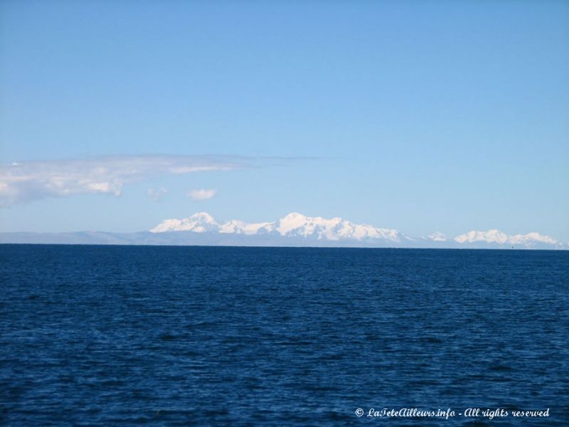 La Bolivie en arrière fond du lac Titicaca