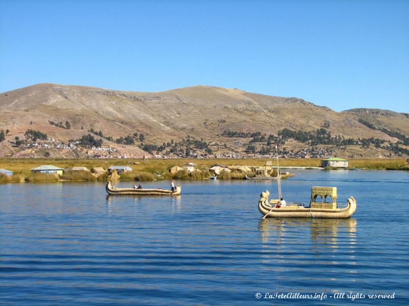 Arrivée aux îles Uros situées sur le lac Titicaca