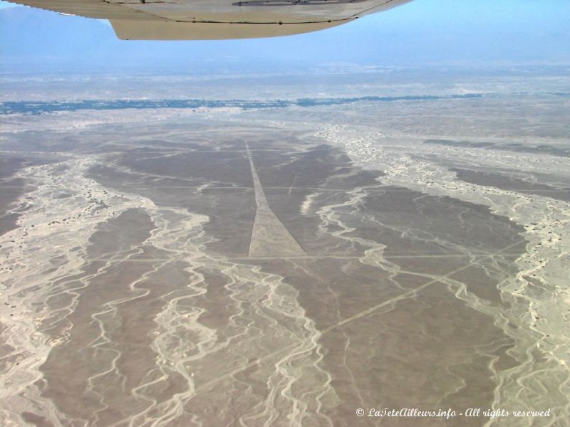 De nombreuses formes géométriques mystérieuses parsèment le désert de Nazca