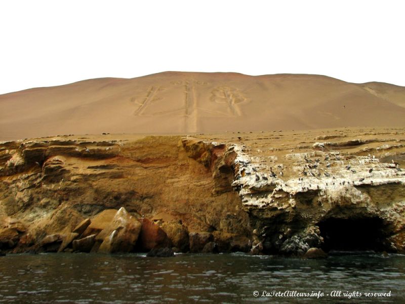 Ce géoglyphe, surnommé le candélabre et tracé par la civilisation Paracas, reste un mystère