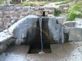 Le site comporte de beaux bains et fontaines incas