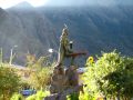 Sur la place centrale trÃ´ne la statue d'un Inca