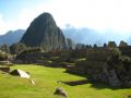 La place principale et le groupe des Trois Portes devant le Huayna Picchu