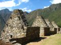 DerriÃ¨re ces maisons populaires, on aperÃ§oit bien le cÃ©lÃ¨bre chemin de l'Inca
