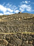 Au sommet des terrasses cultivÃ©es, le Mirador domine et protÃ¨ge le Machu Picchu