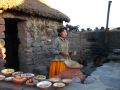 Péruvienne nous faisant goûter les aliments les plus courants de l'Altiplano