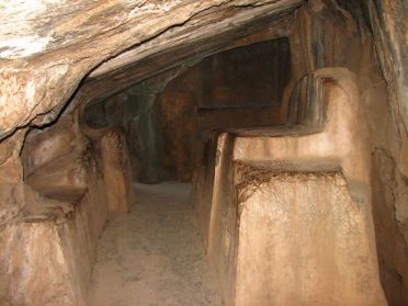 C'est dans une grotte creus&eacute;e par les Incas que se d&eacute;roulaient les sacrifices