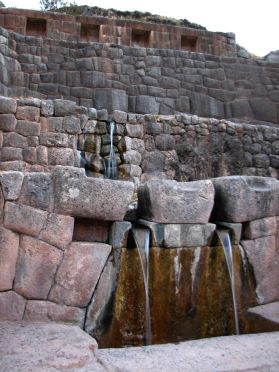 Tambomachay et sa source sacrÃ©ee oÃ¹ l'Inca faisait ses rites religieux